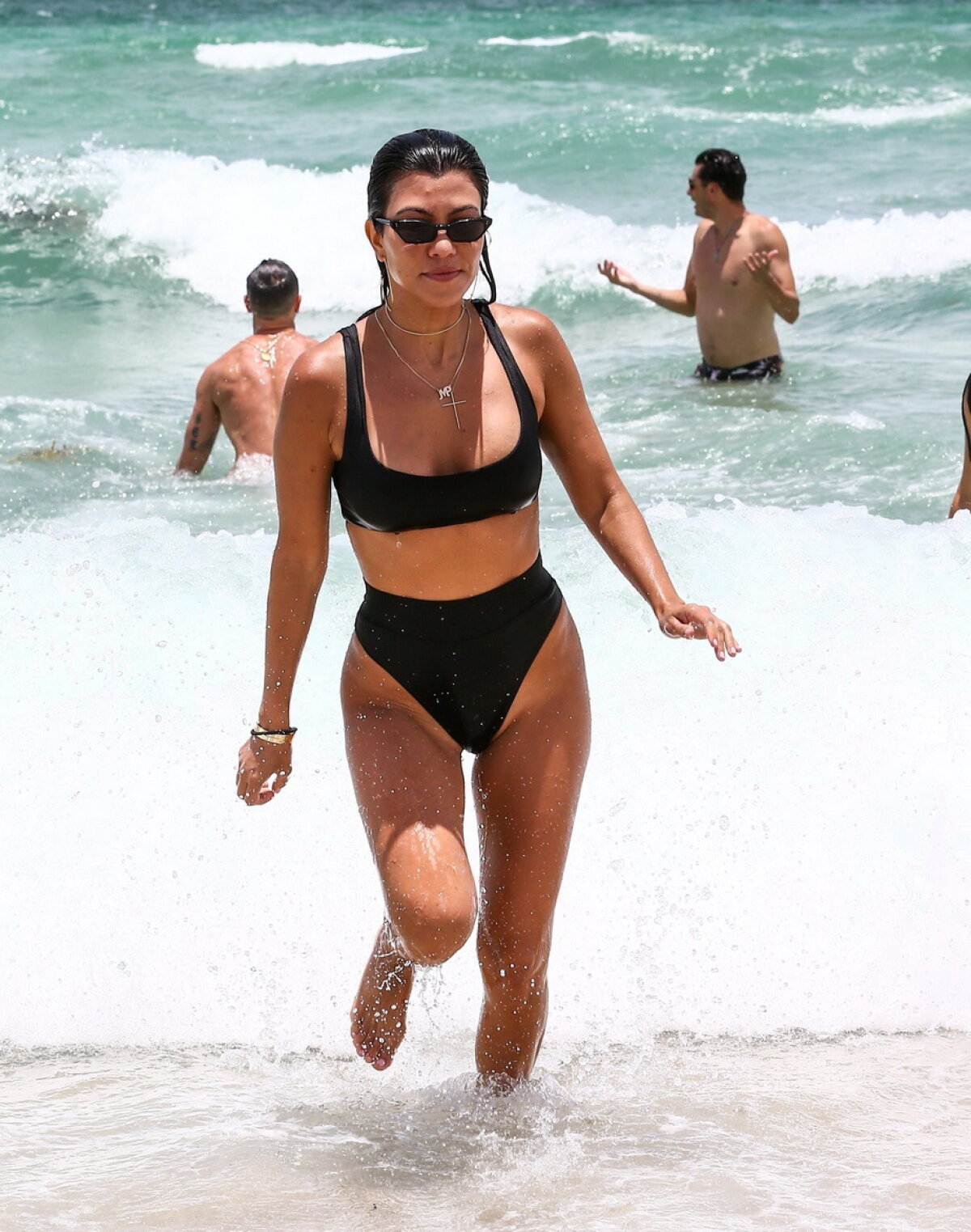GALERIE FOTO Kourtney Kardashian, demențială la plajă!