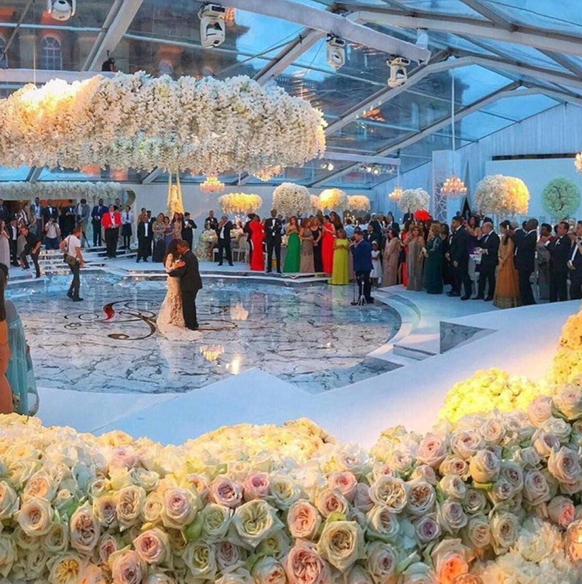 GALERIE FOTO & VIDEO Aşa ceva nu ai văzut niciodată. Aceasta este cea mai spectaculoasă nuntă din acest an!