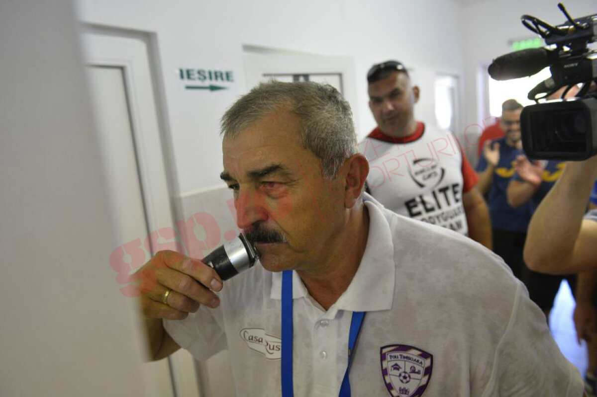 FOTO şi VIDEO EXCLUSIV Imaginile serii: i-au ras mustața lui Ionuț Popa! :D » Scene de senzaţie surprinse de fotoreporterul GSP în vestiar, după barajul UTA - ACS Poli