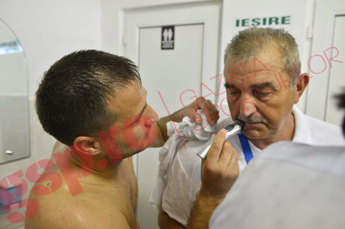 FOTO şi VIDEO EXCLUSIV Imaginile serii: i-au ras mustața lui Ionuț Popa! :D » Scene de senzaţie surprinse de fotoreporterul GSP în vestiar, după barajul UTA - ACS Poli