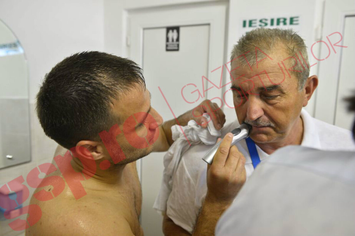 FOTO şi VIDEO EXCLUSIV Imaginile serii: i-au ras mustața lui Ionuț Popa! :D » Scene de senzaţie surprinse de fotoreporterul GSP în vestiar, după barajul UTA - ACS Poli