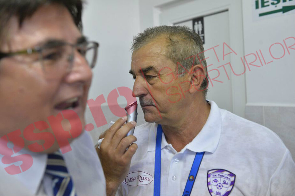 FOTO şi VIDEO EXCLUSIV Imaginile serii: i-au ras mustața lui Ionuț Popa! :D » Scene de senzaţie surprinse de fotoreporterul GSP în vestiar, după barajul UTA - ACS Poli