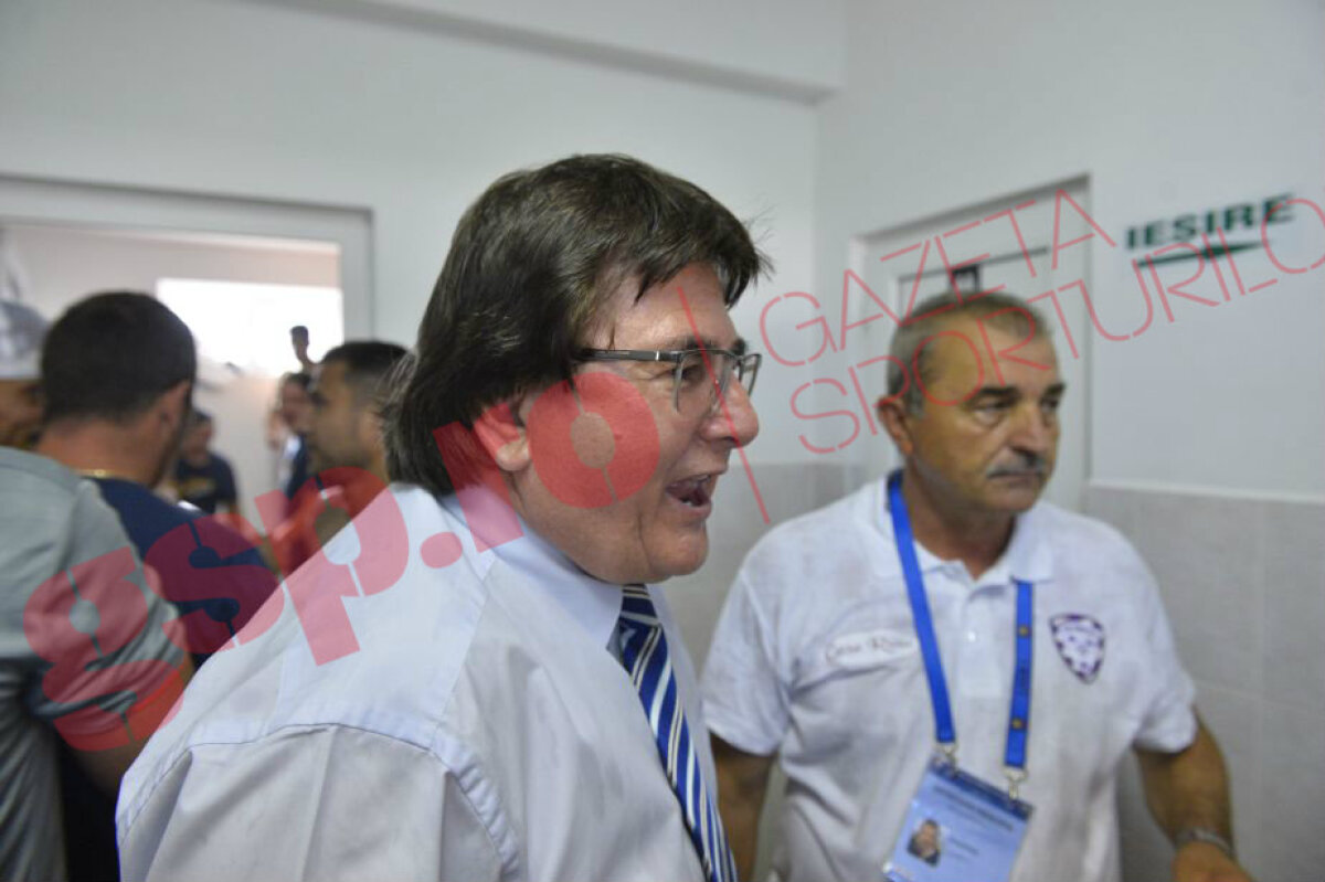 FOTO şi VIDEO EXCLUSIV Imaginile serii: i-au ras mustața lui Ionuț Popa! :D » Scene de senzaţie surprinse de fotoreporterul GSP în vestiar, după barajul UTA - ACS Poli