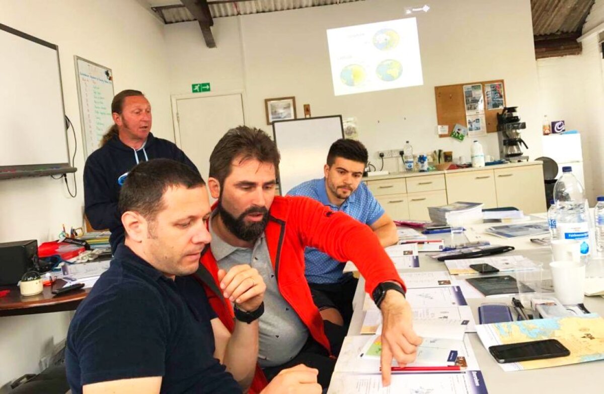 FOTO Aventura vieții pe apă » Cinci români sunt gata să traverseze Marea Neagră vâslind peste 1.000 de kilometri! 