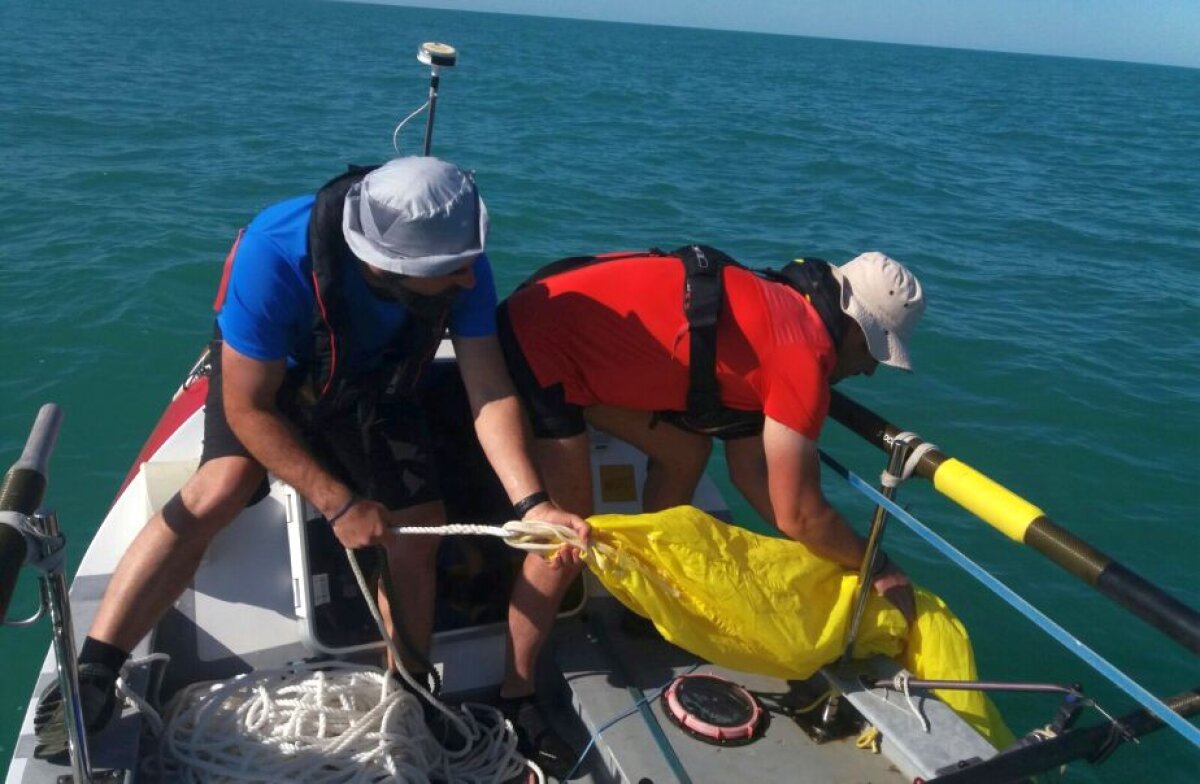 FOTO Aventura vieții pe apă » Cinci români sunt gata să traverseze Marea Neagră vâslind peste 1.000 de kilometri! 