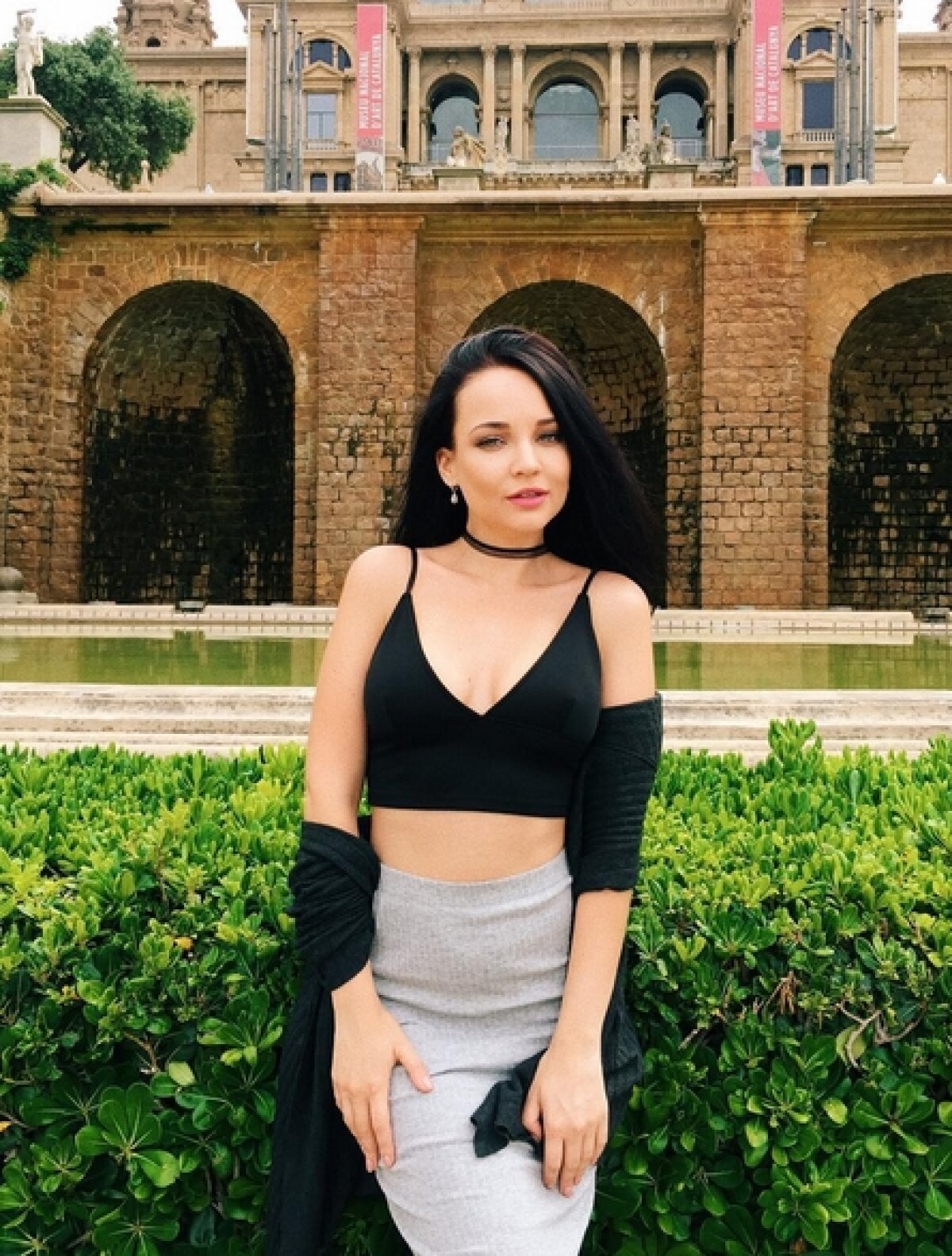 FOTO Ajutor de la o microbistă hot » A pozat în Playboy ca să își salveze echipa preferată