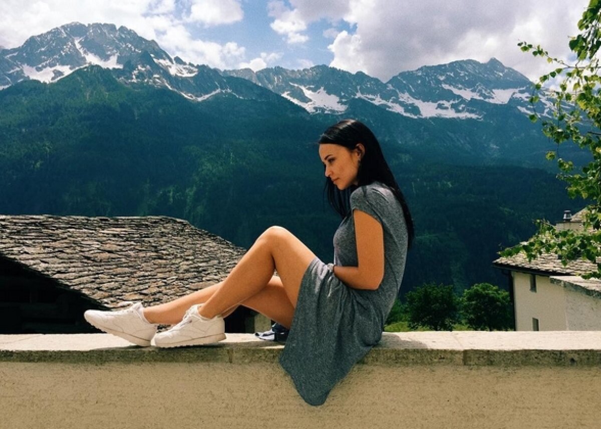 FOTO Ajutor de la o microbistă hot » A pozat în Playboy ca să își salveze echipa preferată