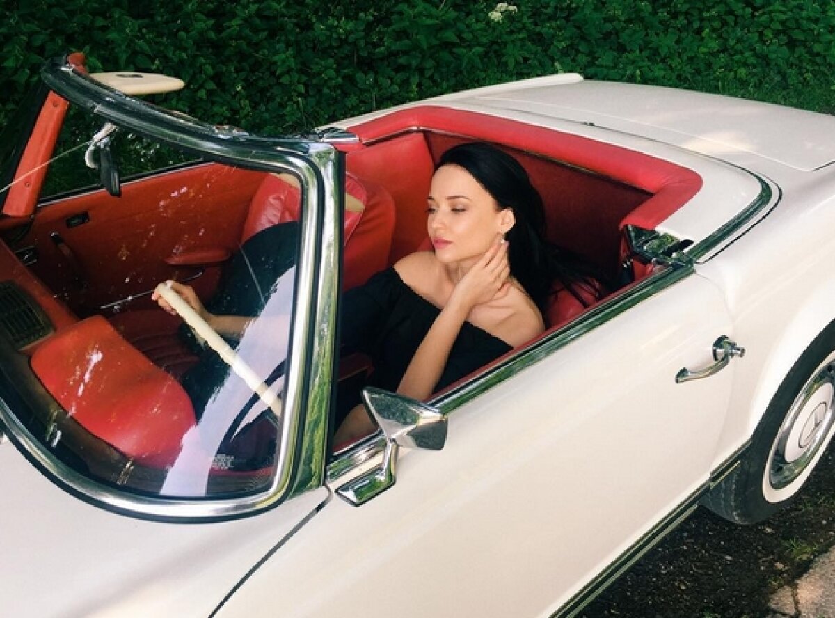 FOTO Ajutor de la o microbistă hot » A pozat în Playboy ca să își salveze echipa preferată