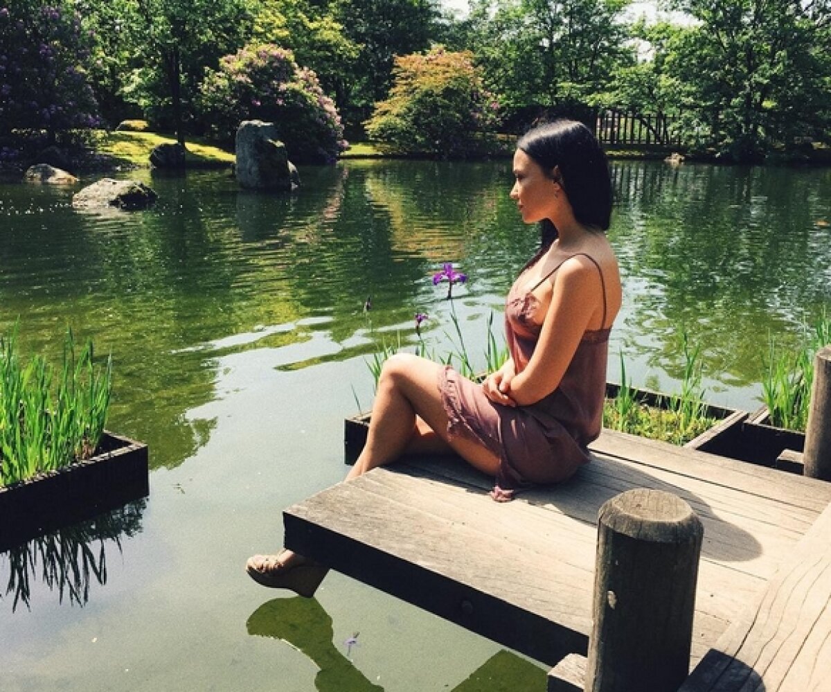 FOTO Ajutor de la o microbistă hot » A pozat în Playboy ca să își salveze echipa preferată