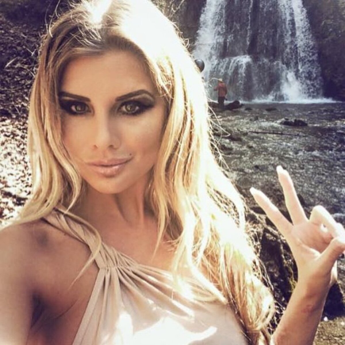 FOTO Prinși pe yacht! Un fotbalist vedetă a fost surprins în timp ce își înșela iubita: imagini super HOT!