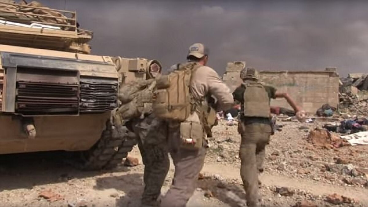 VIDEO&FOTO MARCANT! Un fost soldat american s-a aruncat în bătaia gloanțelor pentru a salva o fetiță de ISIS