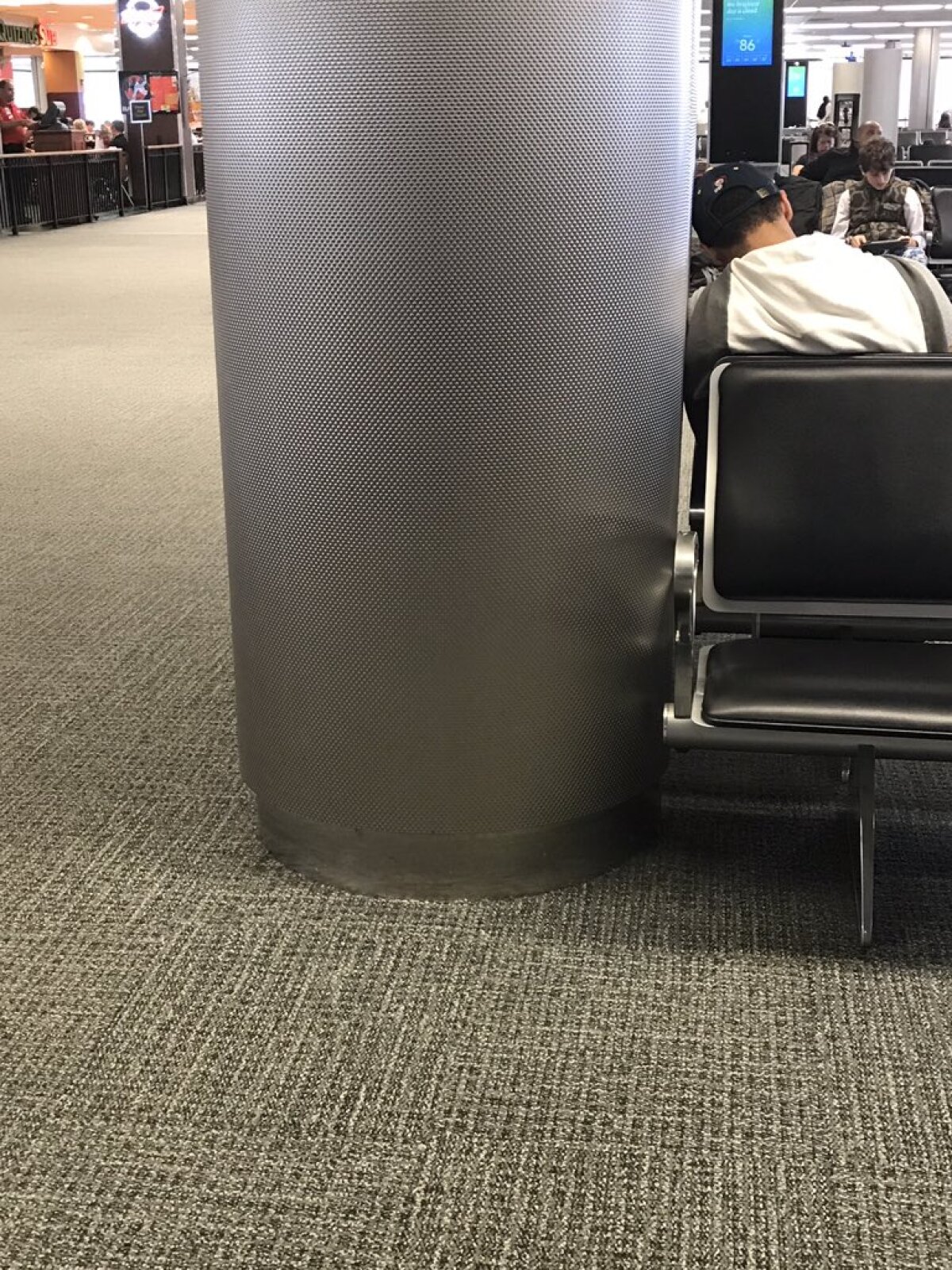 VIDEO Cea mai tare farsă pe aeroport: zeci de oameni au căzut în capcană! :)