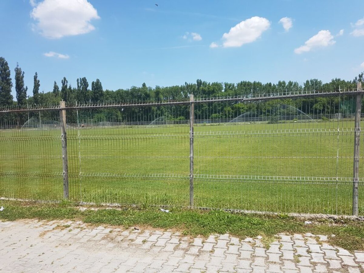 FOTO EXCLUSIV Pregătiri pentru Liga a 4-a! CSA Steaua pune la punct stadionul pe care urmează să joace