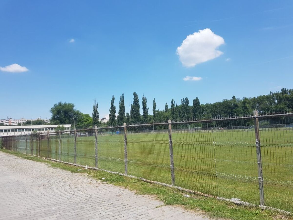 FOTO EXCLUSIV Pregătiri pentru Liga a 4-a! CSA Steaua pune la punct stadionul pe care urmează să joace