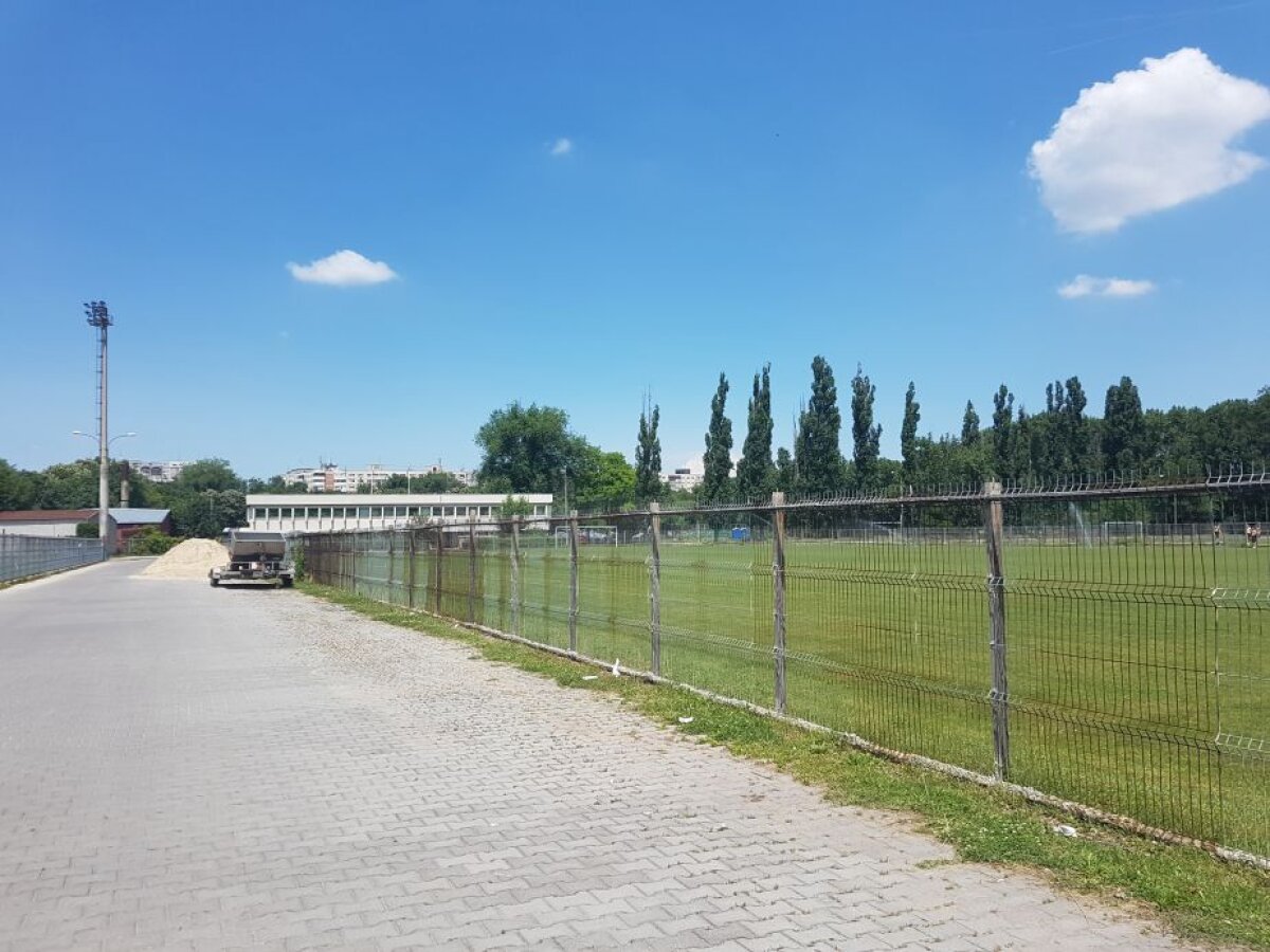 FOTO EXCLUSIV Pregătiri pentru Liga a 4-a! CSA Steaua pune la punct stadionul pe care urmează să joace