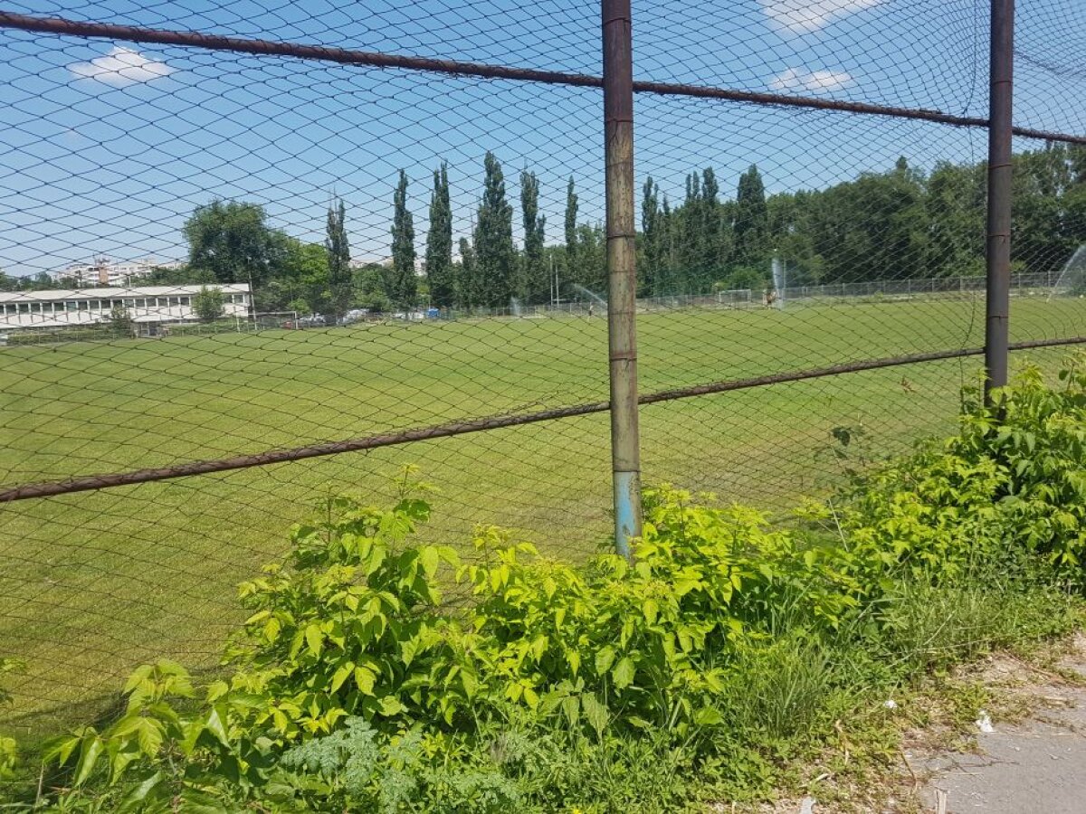 FOTO EXCLUSIV Pregătiri pentru Liga a 4-a! CSA Steaua pune la punct stadionul pe care urmează să joace