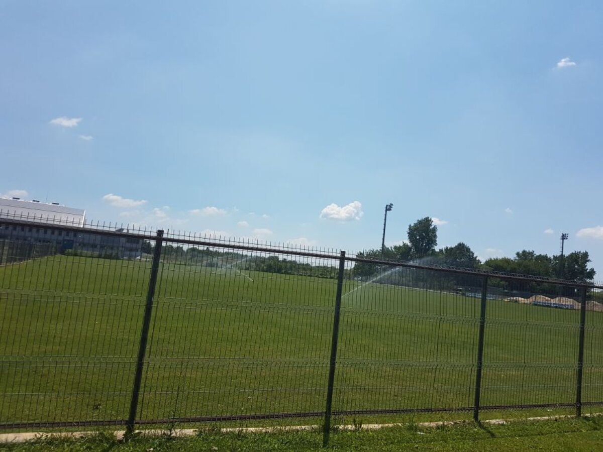 FOTO EXCLUSIV Pregătiri pentru Liga a 4-a! CSA Steaua pune la punct stadionul pe care urmează să joace