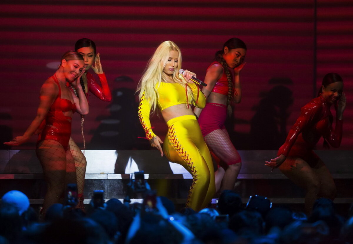 GALERIE FOTO Iggy Azalea şi-a înnebunit fanii la un concert! A purtat o ţinută demenţială!
