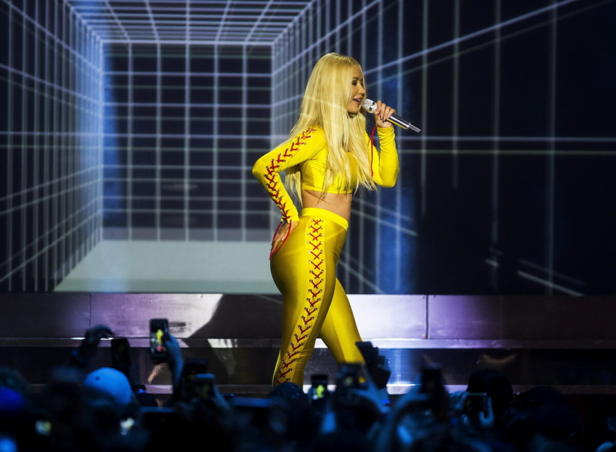 GALERIE FOTO Iggy Azalea şi-a înnebunit fanii la un concert! A purtat o ţinută demenţială!