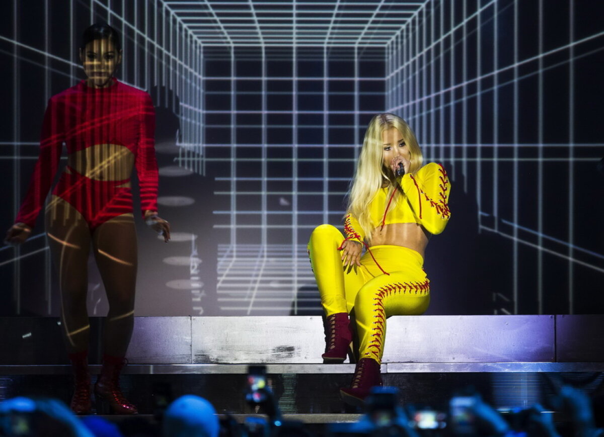 GALERIE FOTO Iggy Azalea şi-a înnebunit fanii la un concert! A purtat o ţinută demenţială!