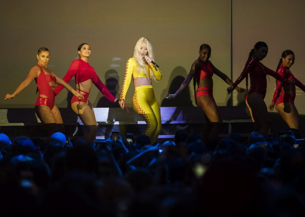 GALERIE FOTO Iggy Azalea şi-a înnebunit fanii la un concert! A purtat o ţinută demenţială!