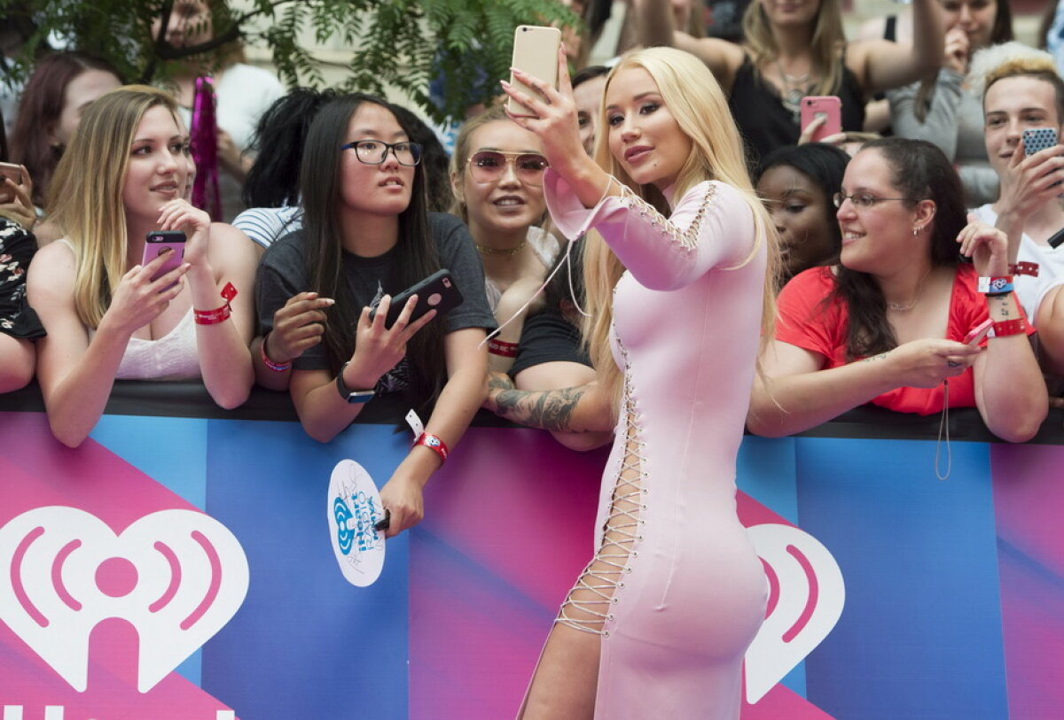 GALERIE FOTO Iggy Azalea şi-a înnebunit fanii la un concert! A purtat o ţinută demenţială!