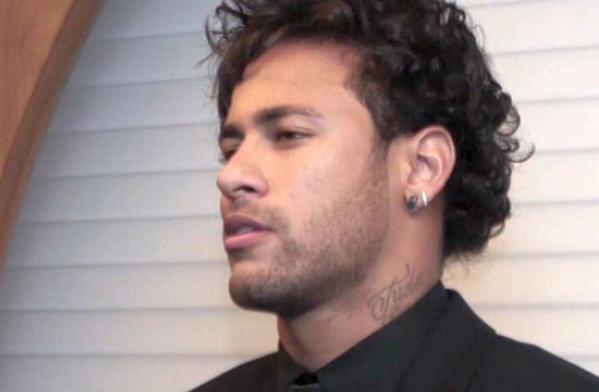 Neymar cu breton » Brazilianul s-a despărțit de iubita sa și și-a schimbat imediat look-ul: "E el sau e Whitney Houston?" :)