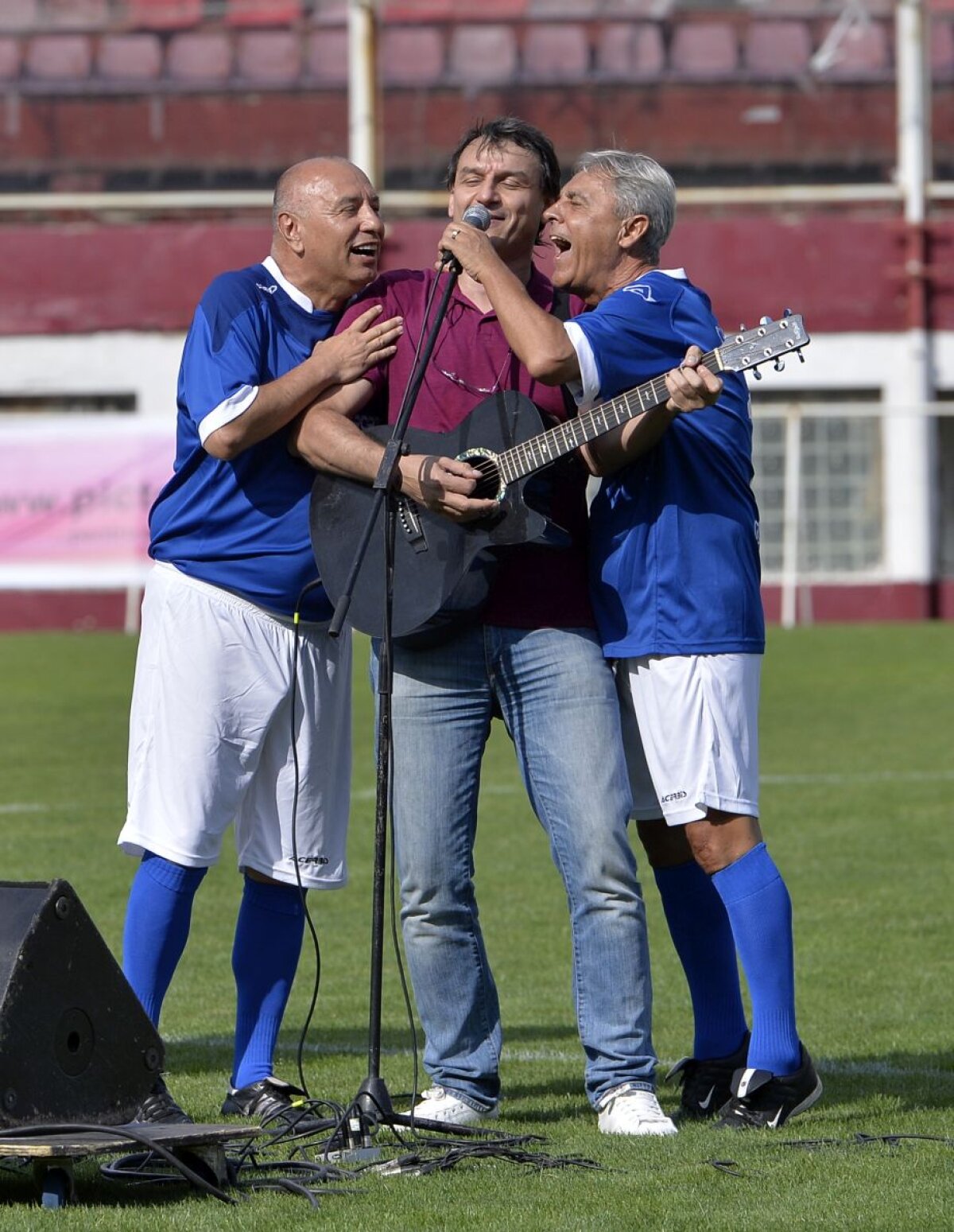 VIDEO+FOTO » Adio, bătrâne! Ultimele meciuri pe Giulești, înainte de demolare: Rapid a câștigat patrulaterul de gală, în fața a 3.000 de suporteri