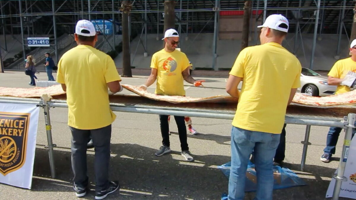 GALERIE FOTO A fost pregătită cea mai lungă pizza din lume. Nu ai văzut niciodată un asemenea preparat!