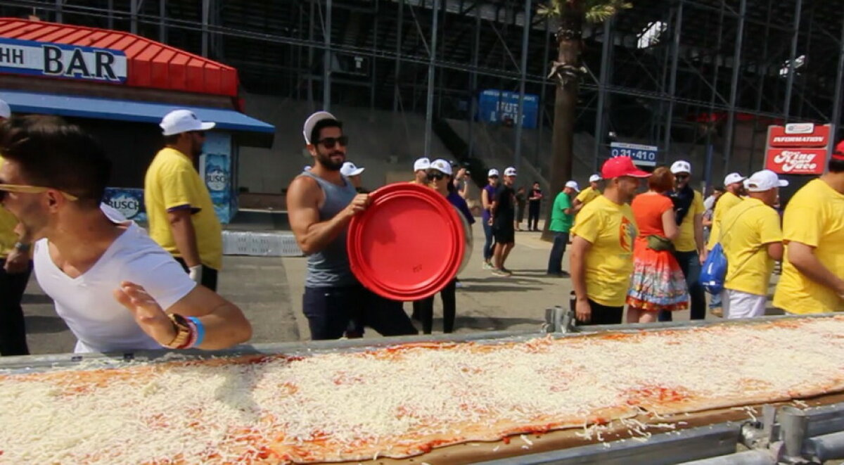 GALERIE FOTO A fost pregătită cea mai lungă pizza din lume. Nu ai văzut niciodată un asemenea preparat!
