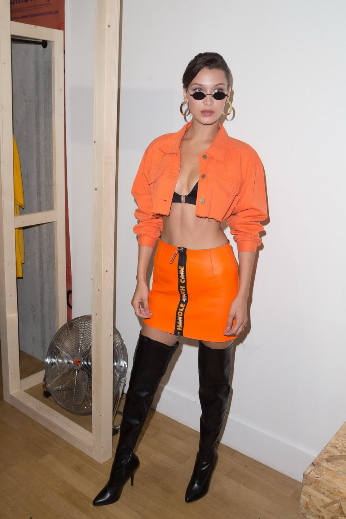 GALERIE FOTO Bella Hadid a ieșit pe stradă direct în sutien! Bărbații au rămas ca la dentist