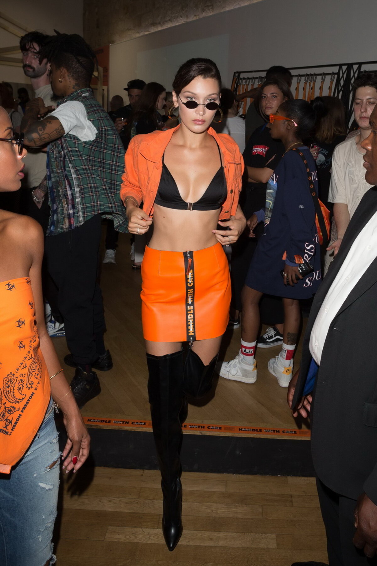 GALERIE FOTO Bella Hadid a ieșit pe stradă direct în sutien! Bărbații au rămas ca la dentist