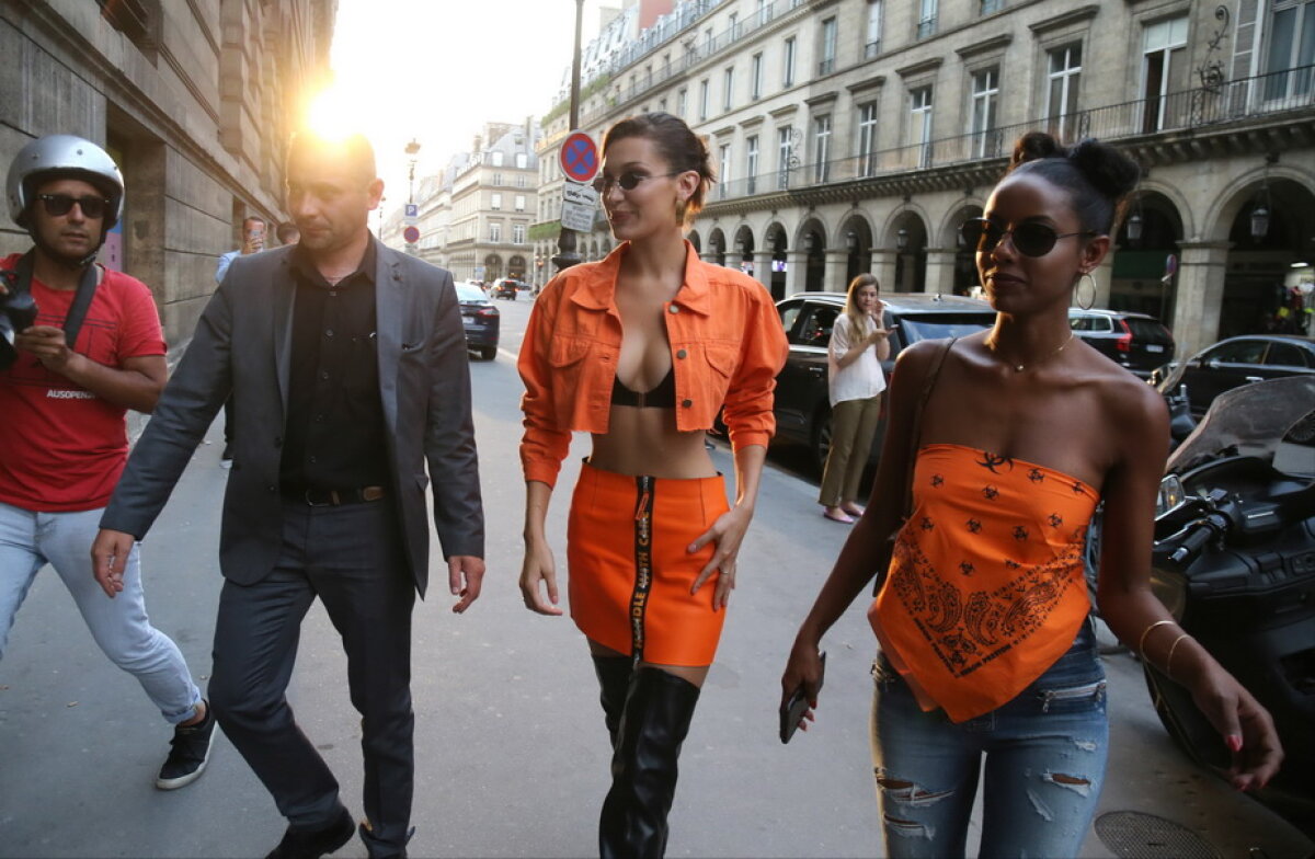 GALERIE FOTO Bella Hadid a ieșit pe stradă direct în sutien! Bărbații au rămas ca la dentist
