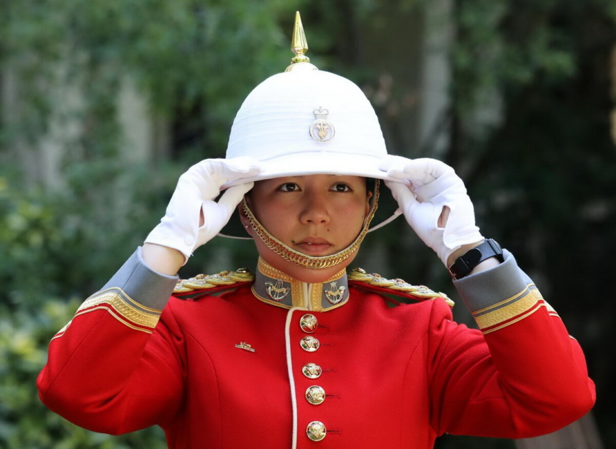 VIDEO & GALERIE FOTO Ea este cea mai admirată femeie din lume. Este prima care conduce Garda Reginei Marii Britanii!