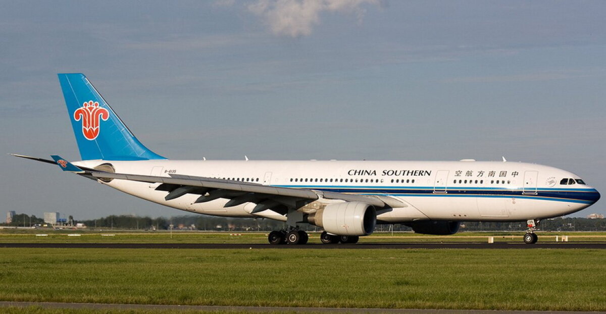 O bătrână a aruncat monede spre motorul avionului, din superstiţie, riscând să-l prăbuşească