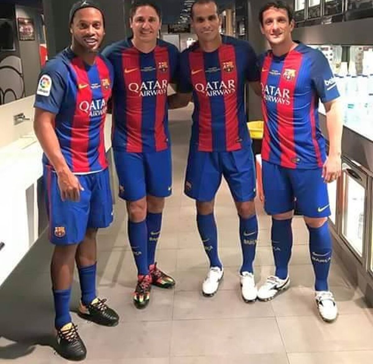 VIDEO + FOTO Spectacol TOTAL » Două faze geniale în Barcelona - Manchester United! Ronaldinho și Rivaldo l-au șocat pe Gică Popescu