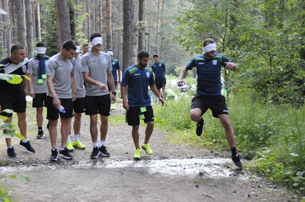 GALERIE FOTO Unde au nimerit? Doi jucători din Liga 1 urmează să ajungă la echipa unde antrenorul îi leagă la ochi pe fotbaliști în pădure