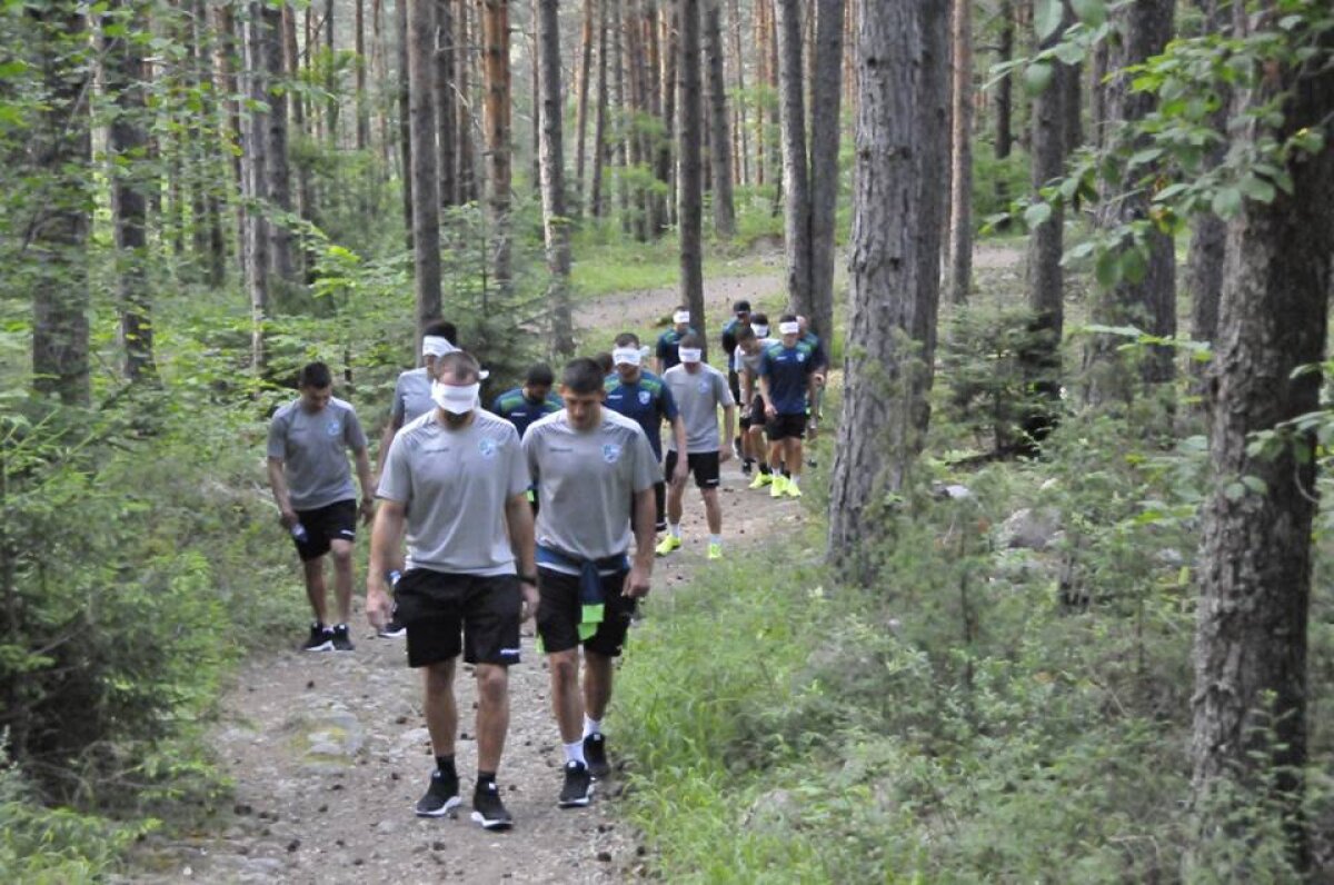 GALERIE FOTO Unde au nimerit? Doi jucători din Liga 1 urmează să ajungă la echipa unde antrenorul îi leagă la ochi pe fotbaliști în pădure