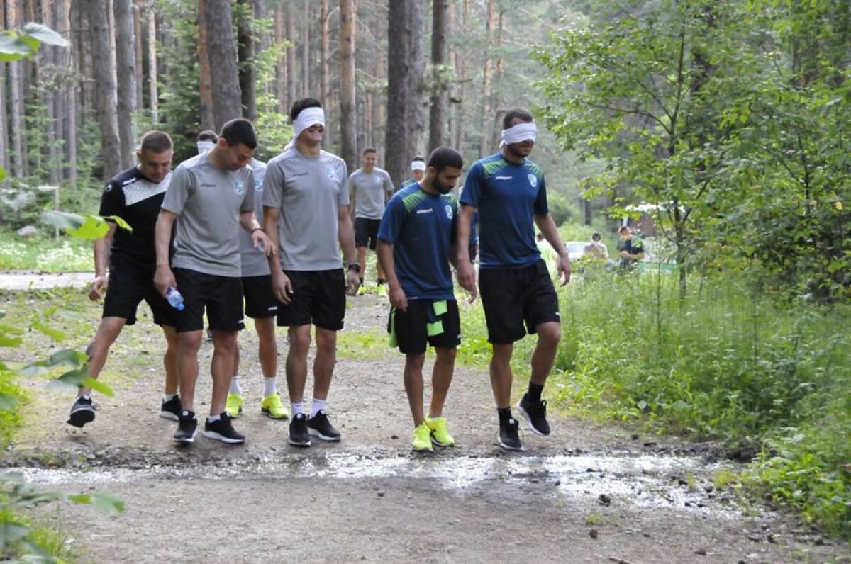 GALERIE FOTO Unde au nimerit? Doi jucători din Liga 1 urmează să ajungă la echipa unde antrenorul îi leagă la ochi pe fotbaliști în pădure