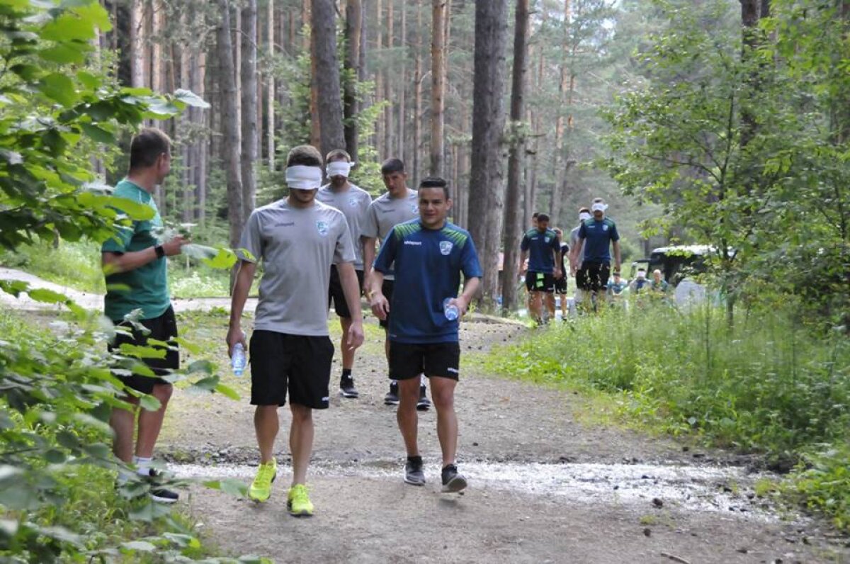 GALERIE FOTO Unde au nimerit? Doi jucători din Liga 1 urmează să ajungă la echipa unde antrenorul îi leagă la ochi pe fotbaliști în pădure