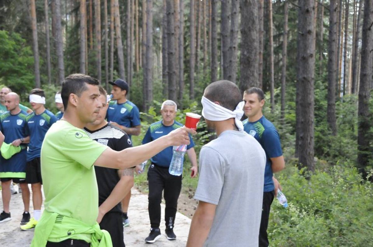 GALERIE FOTO Unde au nimerit? Doi jucători din Liga 1 urmează să ajungă la echipa unde antrenorul îi leagă la ochi pe fotbaliști în pădure