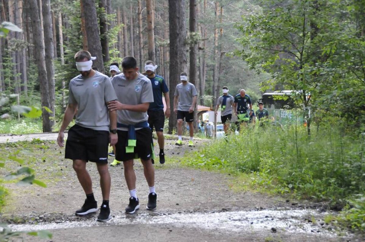 GALERIE FOTO Unde au nimerit? Doi jucători din Liga 1 urmează să ajungă la echipa unde antrenorul îi leagă la ochi pe fotbaliști în pădure