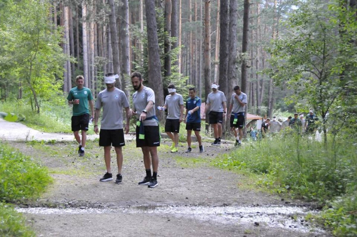 GALERIE FOTO Unde au nimerit? Doi jucători din Liga 1 urmează să ajungă la echipa unde antrenorul îi leagă la ochi pe fotbaliști în pădure