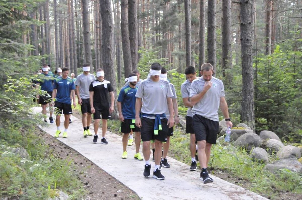 GALERIE FOTO Unde au nimerit? Doi jucători din Liga 1 urmează să ajungă la echipa unde antrenorul îi leagă la ochi pe fotbaliști în pădure