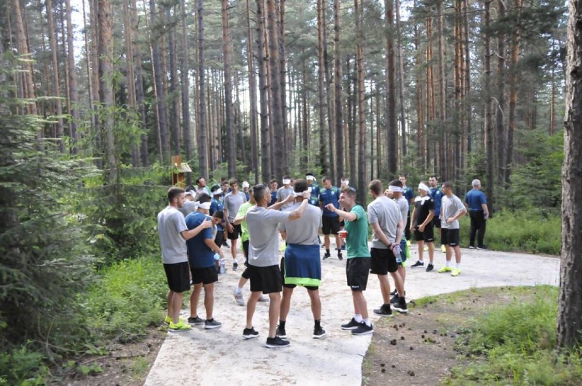 GALERIE FOTO Unde au nimerit? Doi jucători din Liga 1 urmează să ajungă la echipa unde antrenorul îi leagă la ochi pe fotbaliști în pădure
