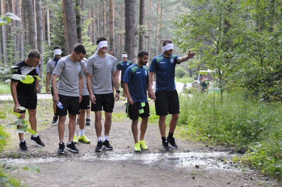 GALERIE FOTO Unde au nimerit? Doi jucători din Liga 1 urmează să ajungă la echipa unde antrenorul îi leagă la ochi pe fotbaliști în pădure