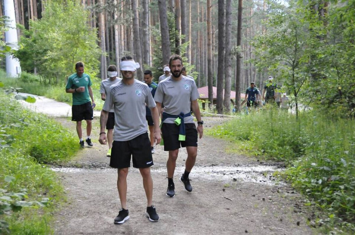 GALERIE FOTO Unde au nimerit? Doi jucători din Liga 1 urmează să ajungă la echipa unde antrenorul îi leagă la ochi pe fotbaliști în pădure