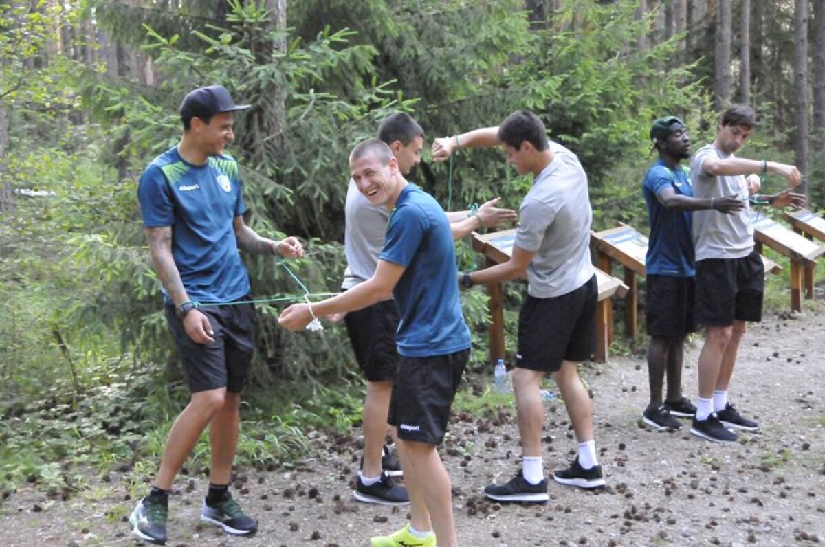 GALERIE FOTO Unde au nimerit? Doi jucători din Liga 1 urmează să ajungă la echipa unde antrenorul îi leagă la ochi pe fotbaliști în pădure