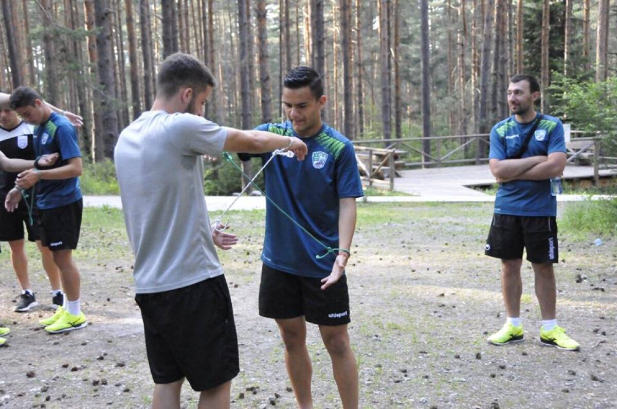 GALERIE FOTO Unde au nimerit? Doi jucători din Liga 1 urmează să ajungă la echipa unde antrenorul îi leagă la ochi pe fotbaliști în pădure