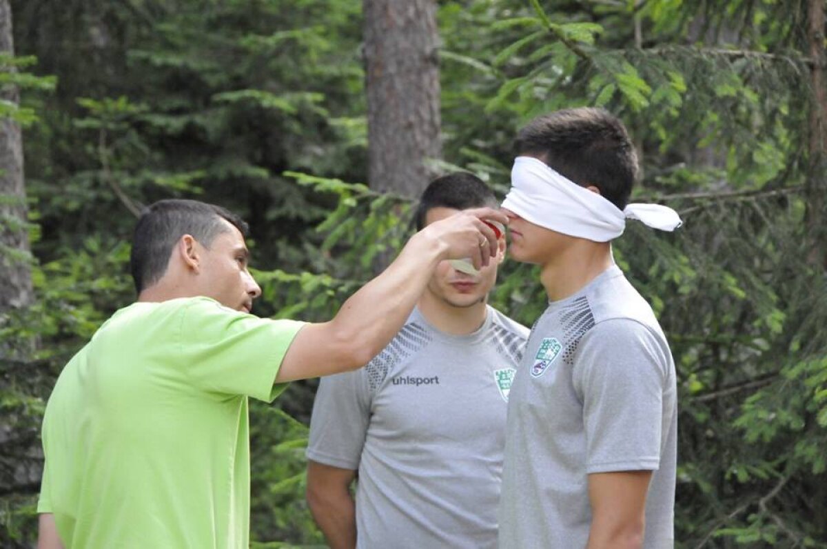 GALERIE FOTO Unde au nimerit? Doi jucători din Liga 1 urmează să ajungă la echipa unde antrenorul îi leagă la ochi pe fotbaliști în pădure